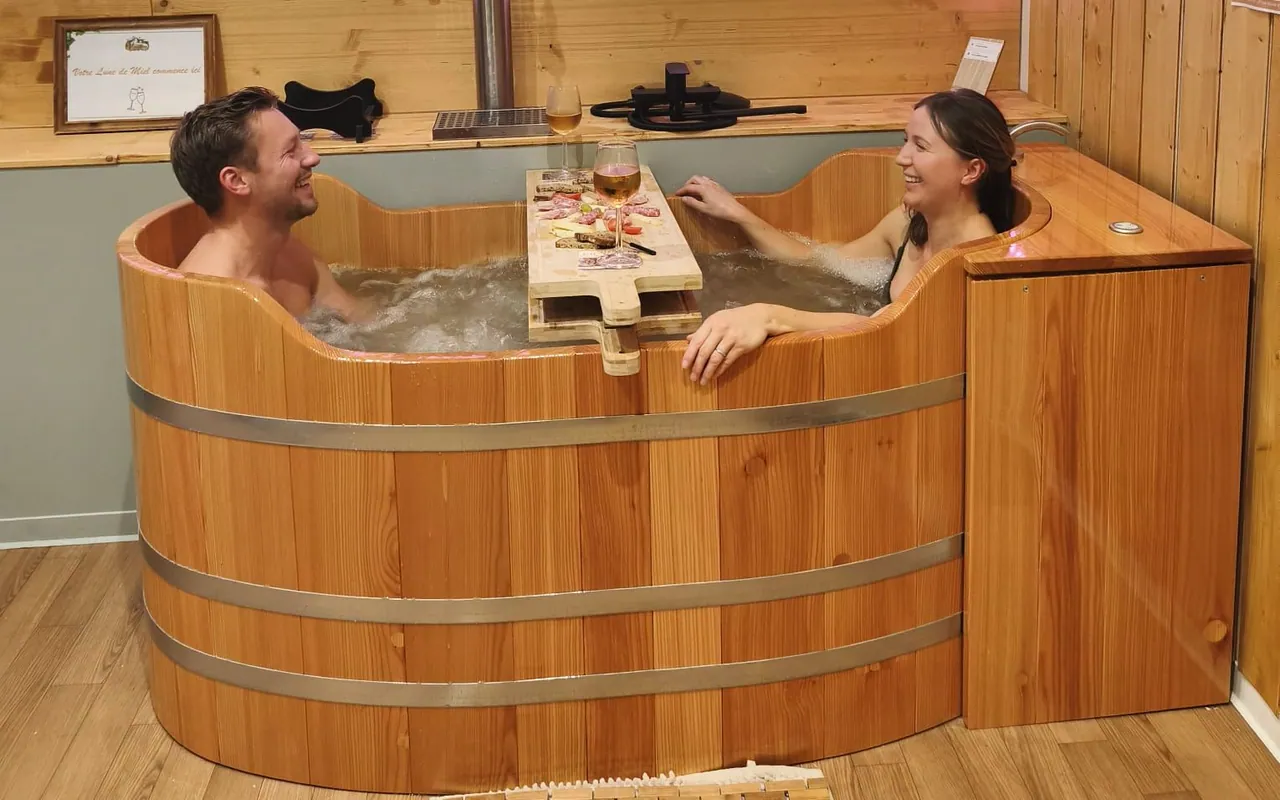 Couple dans une cuve en chêne avec planche de dégustation, Rituel Épicurien au Vino’sens à Bergerac