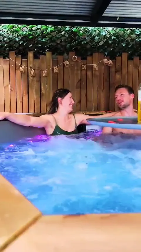 Couple dans un bain nordique à remous au Vino’sens, spa privatif à Bergerac
